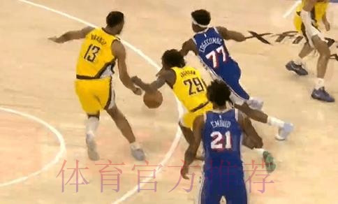 炸裂!埃奇库姆弧顶接球,加速起飞抡圆拉弓隔扣布拉德利 炸裂!埃奇库姆弧顶接球,加速起飞抡圆拉弓隔扣布拉德利